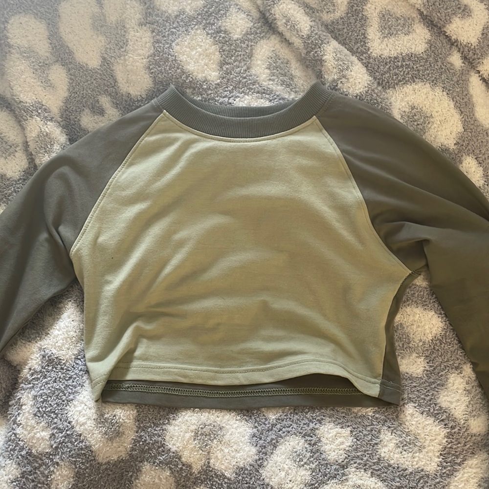 Two tone prettyllittlething green cropped long sleeve